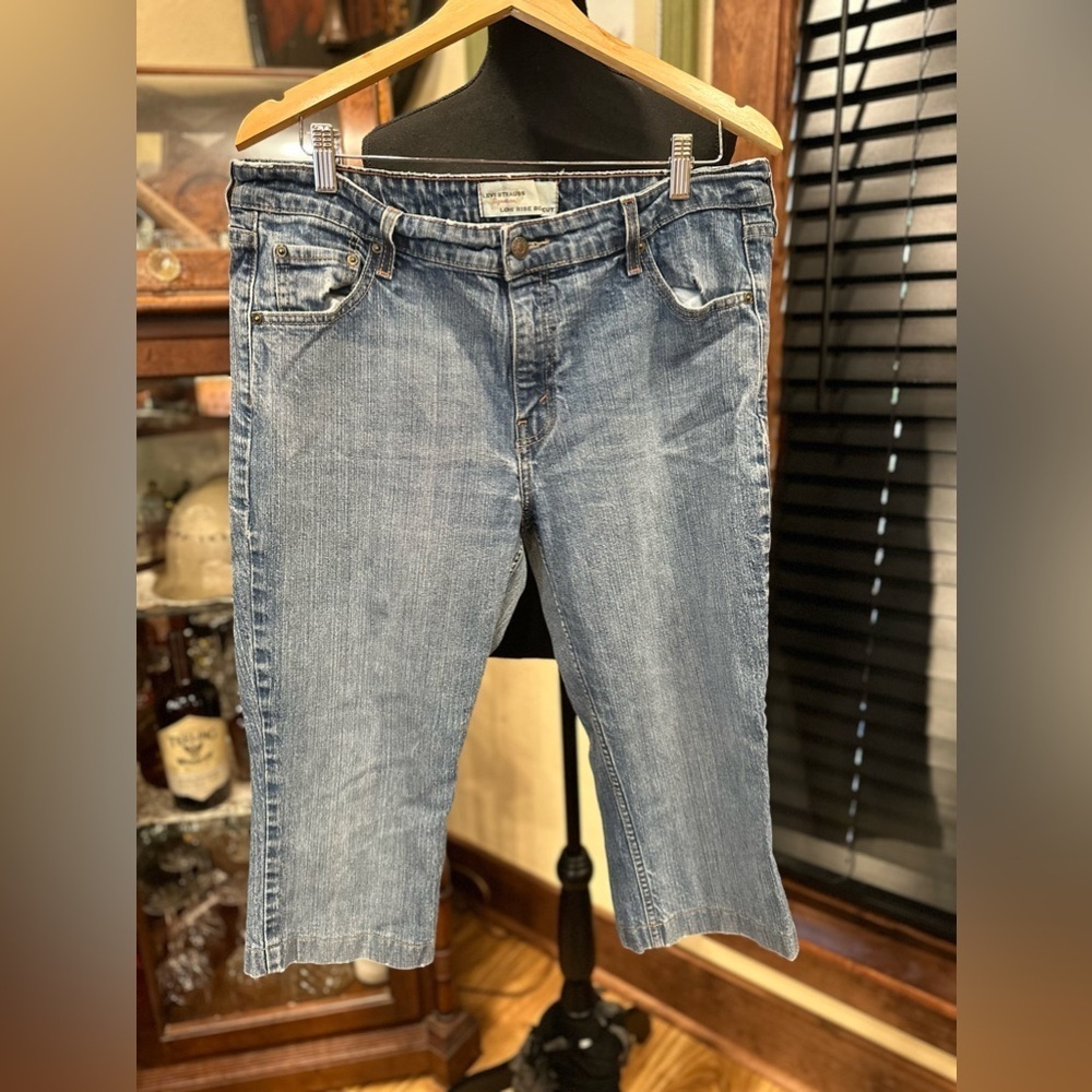 EUC Levis  Misses Signature Jeans Mid Rise low cut cropped Wash Denim.